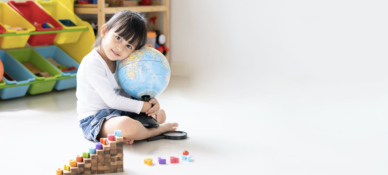 Petite fille à l'école de langue